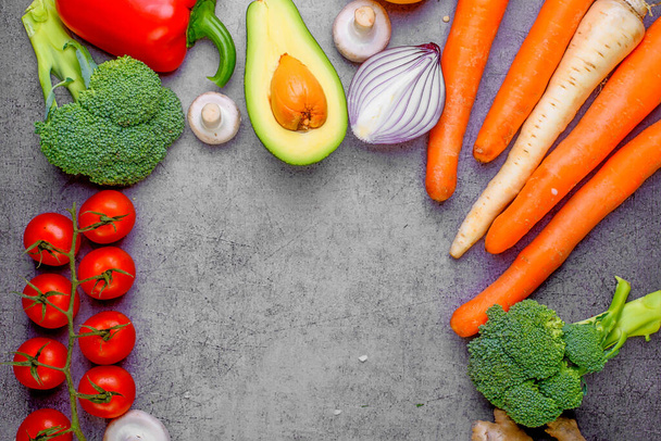 Comida vegana saludable. Verduras y frutas. Sobre un fondo negro. Vista superior. Copiar espacio
. - Foto, imagen