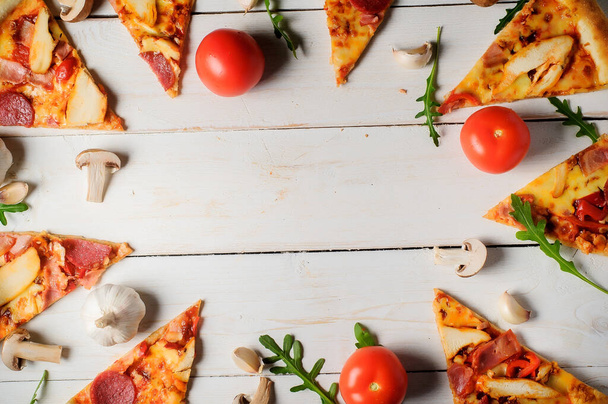 素朴な木製のテーブルの上にトマト、肉、チーズとイタリアのピザ暗い木製の背景にイタリアのピザ。トップビュー. - 写真・画像