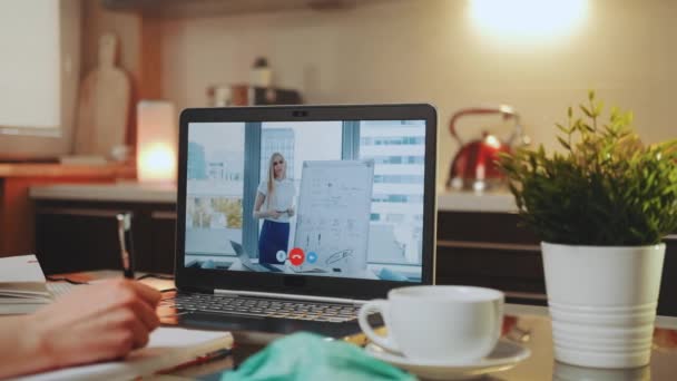 Videoconferenza online su laptop con altoparlante femmina in home office
 - Filmati, video