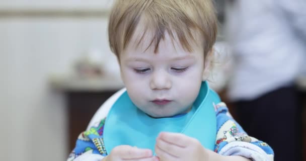 Baby boy eats spaghetti - Кадры, видео