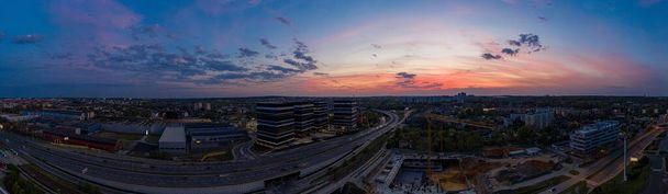 Panorama-Drohnenaufnahme von Kattowitz am Abend - Foto, Bild