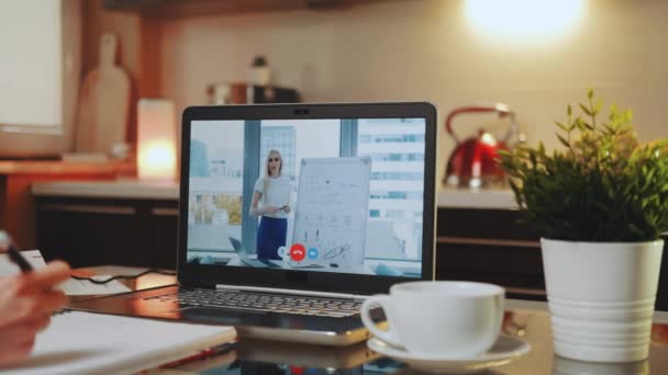 Online video konferenssi laptop naisten kaiutin kotitoimistossa
 - Materiaali, video