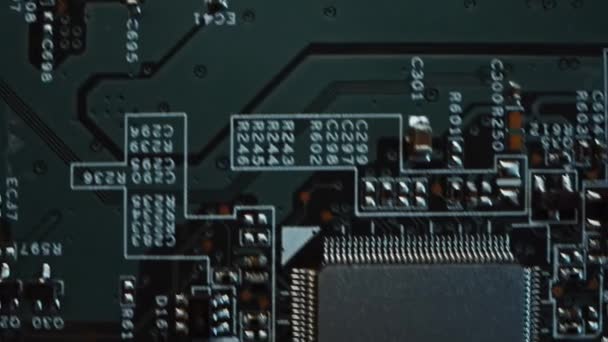 Tablero impreso colorido del circuito, componentes de la placa base de la computadora: microchips, procesador de la CPU, transistores, semiconductores. Dentro de Dispositivo Electrónico, Partes de Supercomputadora. Vista superior en movimiento Macro Shot
 - Metraje, vídeo