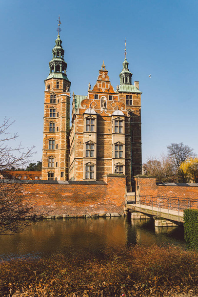 Zamek Rosenborg w Kopenhadze, Dania w zimowy słoneczny dzień. Holenderski renesans. Rosenborg to dawna rezydencja duńskich królów, zbudowana na polecenie króla Christiana IV - Zdjęcie, obraz
