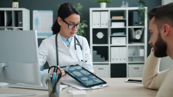 Женщины-врачи и молодые пациенты смотрят на экран планшета и МРТ-снимки
 - Кадры, видео