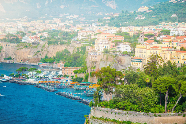 Vue aérienne de la ville de Sorrente, côte amalfitaine, Italie - Photo, image