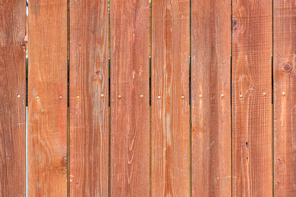 Régi barna kerítés függőleges deszkákról. A helyszínek és elrendezések háttere. - Fotó, kép
