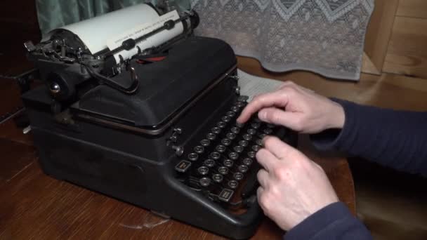 Widok z bliska wpisując tekst maszyny do pisania i wózka powrót mans ręce rosyjski - Materiał filmowy, wideo