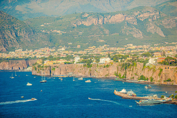 Widok z lotu ptaka na miasto Sorrento, wybrzeże Amalfi, Włochy - Zdjęcie, obraz