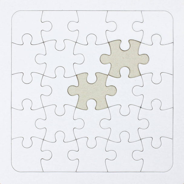 Close-up biały puzzle z brakującym kawałkiem - pełne białe tło ramki - Zdjęcie, obraz