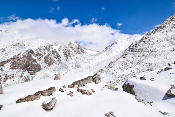 En la carretera en Leh Ladakh paisaje.Khardung La pass.Road en la montaña de nieve en el norte de la India
. - Foto, imagen