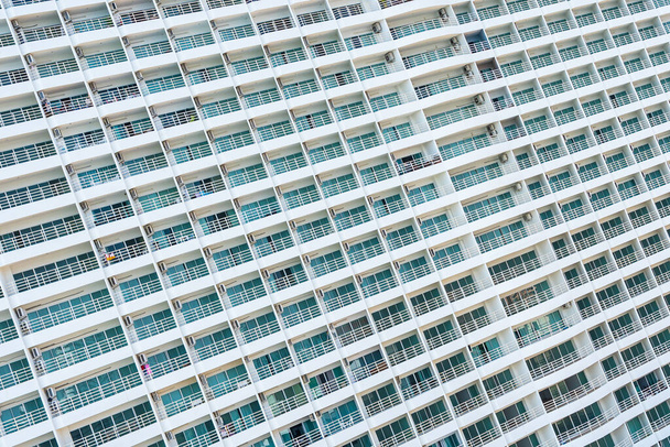 Abstrakti ulkotilojen arkkitehtuuri ja parveke, jossa ikkunakuvio taustaa varten
 - Valokuva, kuva