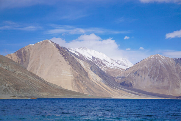 Vista del lago Pangong a Leh, regione del Ladakh, India
 - Foto, immagini