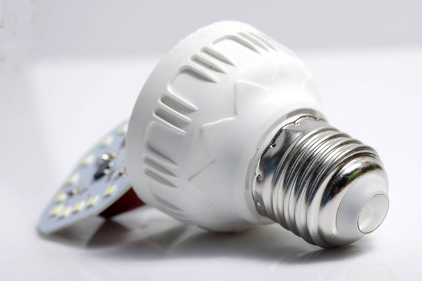 Close-up shot van LED-lamp met e27-contactdoos op een geïsoleerde witte achtergrond - Foto, afbeelding