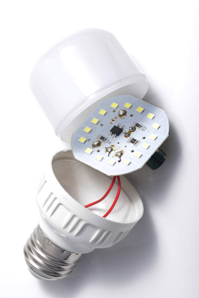 Detailní záběr LED lampy se zásuvkou typu e27 na izolovaném bílém pozadí - Fotografie, Obrázek