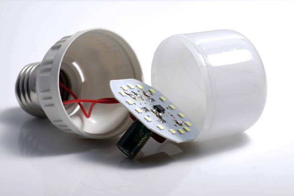 Közelkép LED lámpa e27 típusú aljzat egy elszigetelt fehér háttér - Fotó, kép