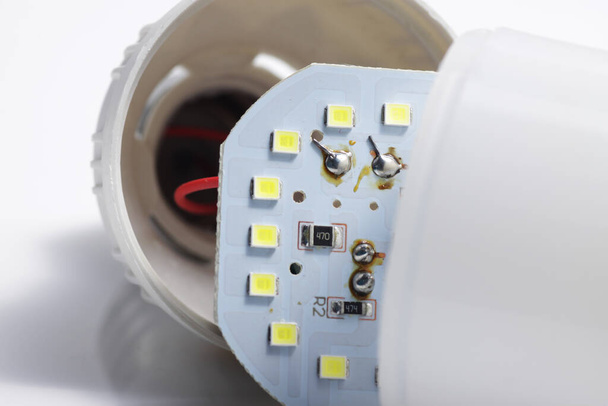 Κοντινό πλάνο του λαμπτήρα LED με υποδοχή τύπου e27 σε ένα απομονωμένο λευκό φόντο - Φωτογραφία, εικόνα