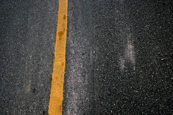 Nueva textura de asfalto con línea amarilla en la carretera
 - Foto, Imagen