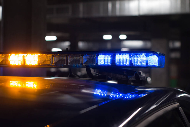 vista laterale delle luci di una macchina della polizia in blu. sfocatura selettiva
 - Foto, immagini