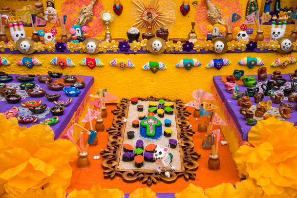 Ημέρα των Νεκρών βωμός κατασκευασμένο από μινιατούρες συμπεριλαμβανομένων λουλούδια, κρανία, και κεριά - Φωτογραφία, εικόνα