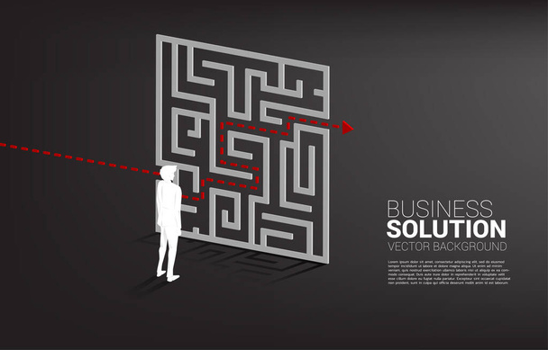 Silhouette eines Geschäftsmannes, der mit einem Plan zum Ausstieg aus dem Labyrinth steht. Geschäftskonzept zur Problemlösung und Lösungsstrategie - Vektor, Bild