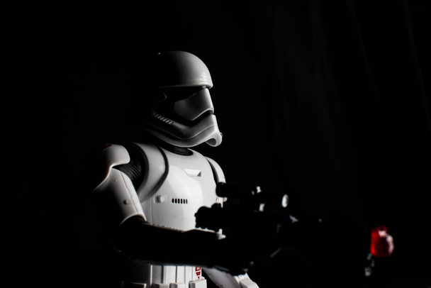 Londen Verenigd Koninkrijk - 29 april 2020 - Zwart-wit foto van een storm trooper uit Star Wars - Foto, afbeelding