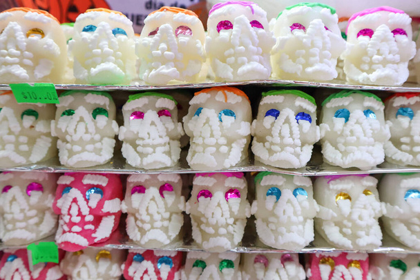Crânios de açúcar coloridos decorados para o feriado do Dia dos Mortos no mercado da Cidade do México
 - Foto, Imagem