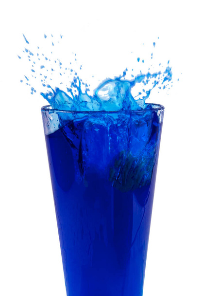 Modrý koktejl nebo vodní stříkance ve skle izolované na bílém - Fotografie, Obrázek
