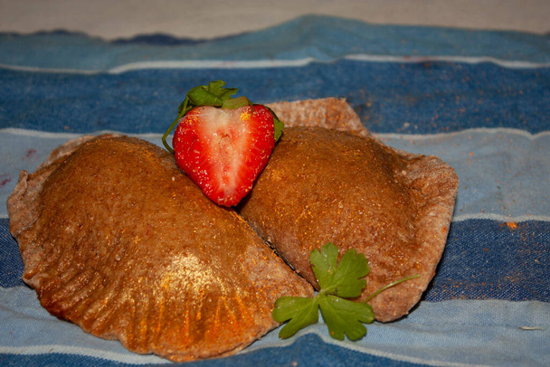 Vollkorngebäck aus süßen Erdbeeren nuanciert in Gold - Foto, Bild