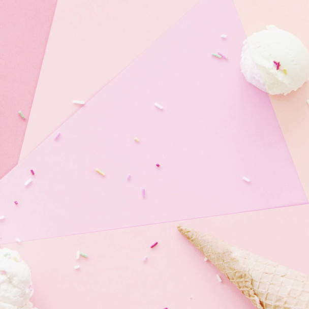 Ice cream cones on pastel background - Foto, Imagem