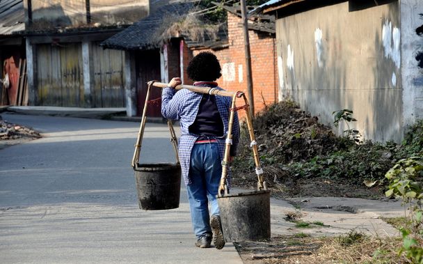 επαρχιακή, Κίνα: γυναίκα που μεταφέρουν κουβάδες νερό - Φωτογραφία, εικόνα