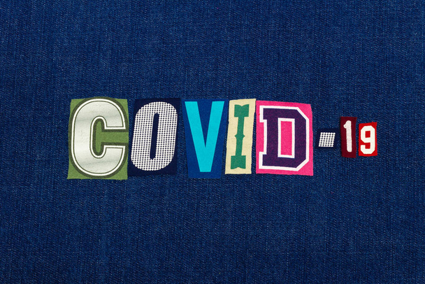 CORONAVIRUS COVID-19 szöveges szó kollázs, világméretű influenzavírus információ, színes betűk kék farmeren, horizontális szempont - Fotó, kép