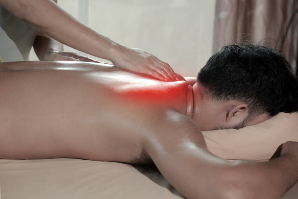 Closeup Masseur fazendo massag volta um homem atraente ter uma massagem nas costas em um centro de spa
 - Foto, Imagem