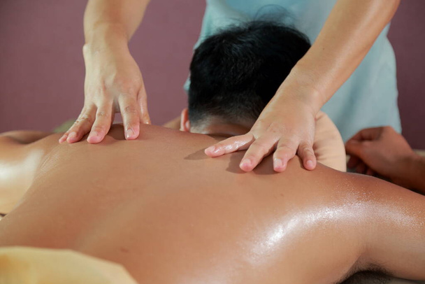 Gros plan masseur faire dos masser un homme attrayant ayant ayant un massage du dos dans un centre de spa
 - Photo, image