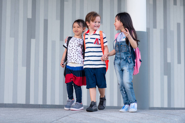 група дошкільнят насолоджується і щаслива у виходженні з школи після закінчення занять за день
  - Фото, зображення