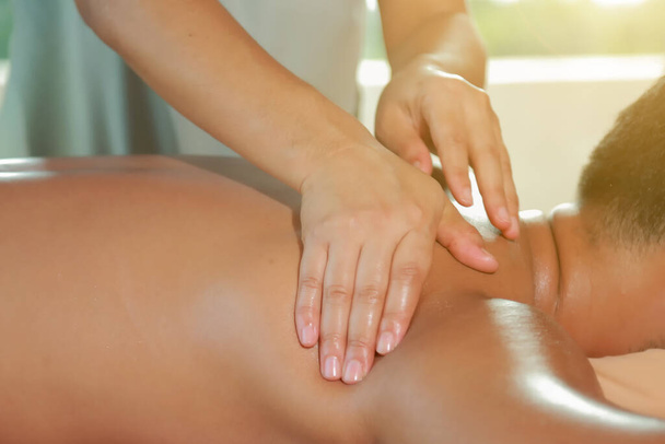 Gros plan masseur faire dos masser un homme attrayant ayant ayant un massage du dos dans un centre de spa
 - Photo, image