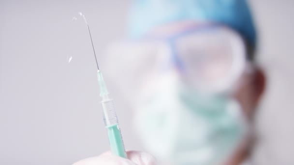 Immunizzazione. Medico con googles, maschera medica prepara il vaccino contro il virus della corona covid-19
 - Filmati, video