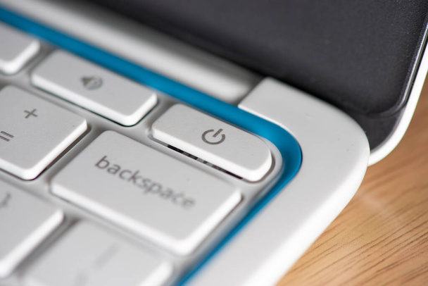 Кнопка живлення ноутбука, що символізує керування живленням та інші абстрактні концепції
. - Фото, зображення