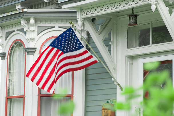 Amerikkalainen koti ylpeästi näyttää thier lippu
. - Valokuva, kuva