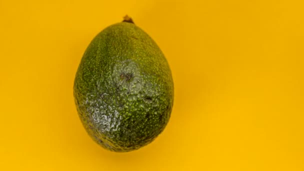 зупинити анімацію руху авокадо на жовтому фоні, 4k
 - Кадри, відео