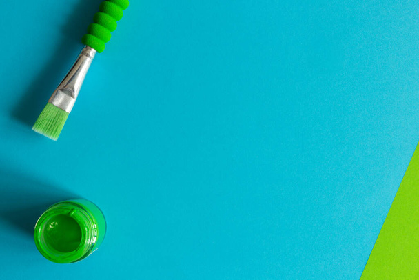 Yaratıcı minimalist suluboya tabaka ve fotokopi alanı olan boya fırçası. Yeşil, mavi arkaplan - Fotoğraf, Görsel