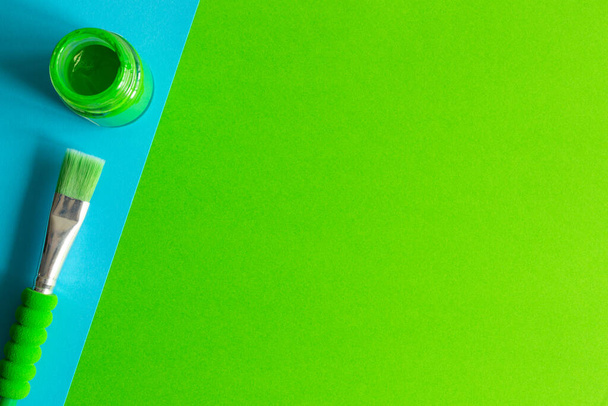 Pose plate minimaliste créative de peinture aquarelle et pinceau avec espace de copie. vert, fond jaune
 - Photo, image