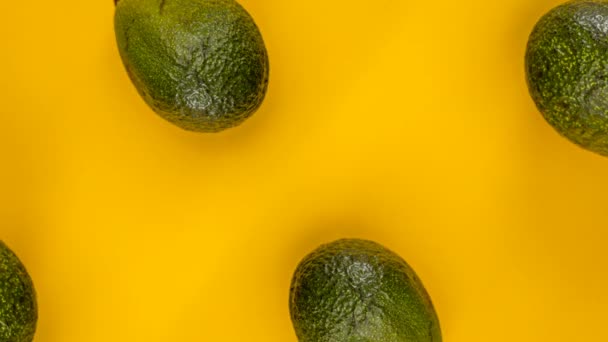 stop motion animatie van avocado 's op een gele achtergrond, 4k - Video