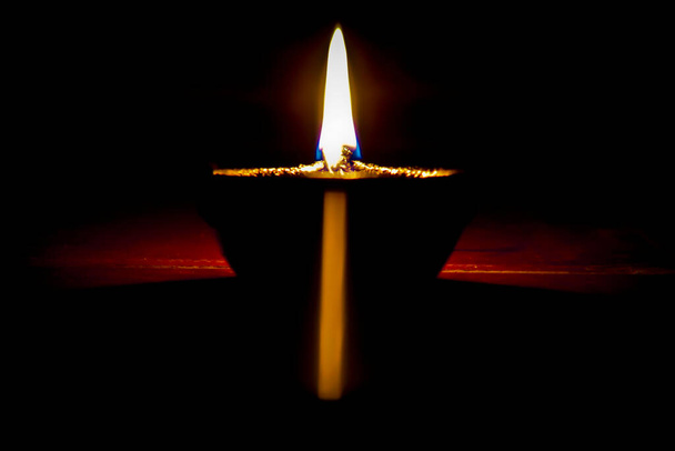 Индийская масляная лампа с отражением освещения на Храм в ночь Дивали
 . - Фото, изображение