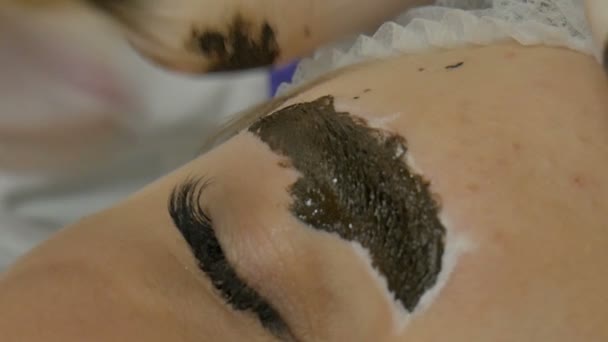 Женщина делает постоянный макияж на бровях
 - Кадры, видео
