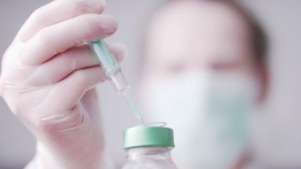 Иммунизация, вакцинация против коронавируса ковид-19 Доктор готовит вакцину
 - Кадры, видео