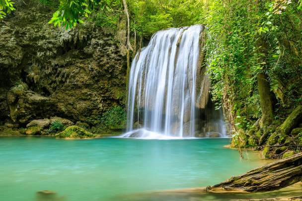 Útes vodopádu úroveň 3, národní park Erawan, Kanchanaburi, Thajsko - Fotografie, Obrázek