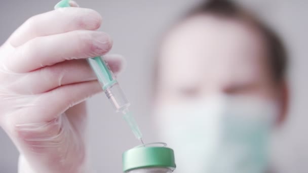 Imunização, vacinação contra o coronavírus covid-19 Médico prepara vacina
 - Filmagem, Vídeo