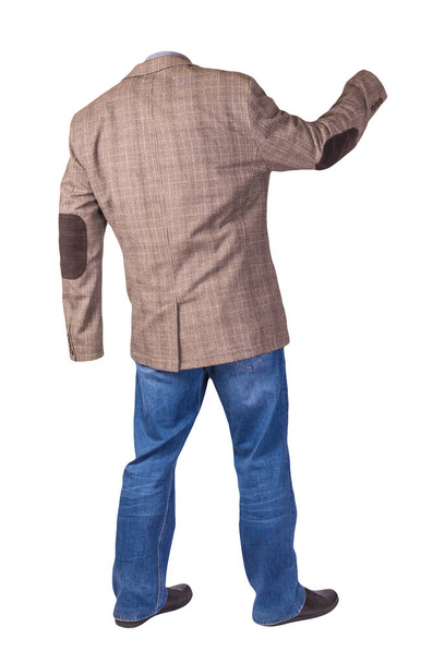 pánské knoflíky světle hnědá bunda, pánské modré džíny, kožené černé boty a fialová košile izolované na bílém pozadí - Fotografie, Obrázek