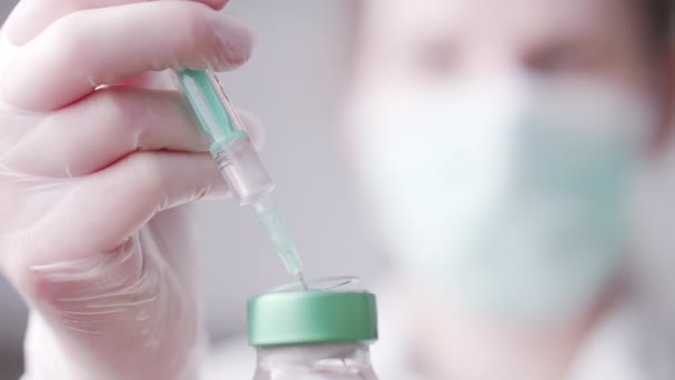 Imunizace, vakcinace proti koronaviru covid-19 Lékař připravuje vakcínu - Záběry, video
